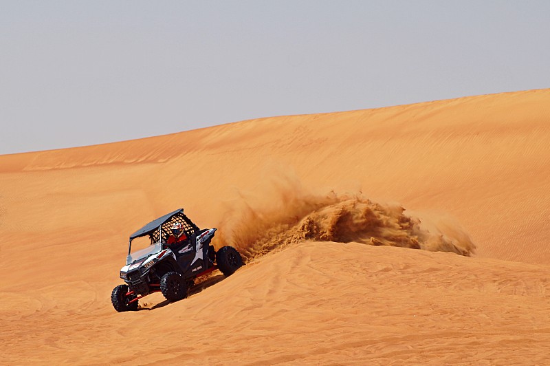 沙漠里的赛车运动图片下载