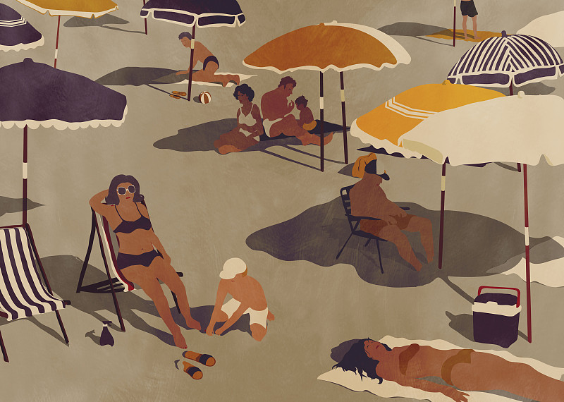人们在安静的海滩上晒日光浴图片素材