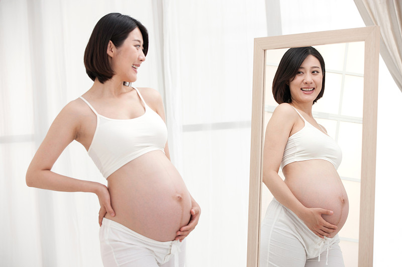 孕妇照镜子图片下载