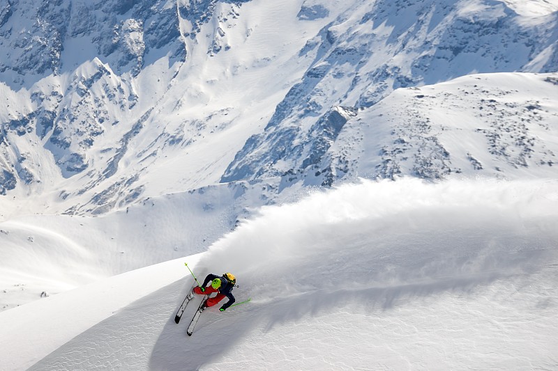 奥地利萨尔茨堡，巴得嘎斯坦，一名男子在雪地上滑雪图片素材