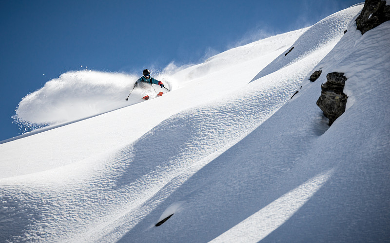 奥地利萨尔茨堡州的巴德加斯坦，男子在斜坡上滑雪图片下载