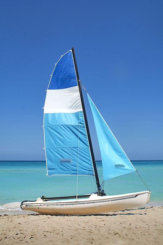古巴马坦萨斯的巴拉德罗，湛蓝的天空下，海滩上蓝色的帆船，背景是大海图片素材