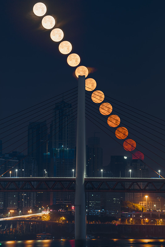 重庆千斯门大桥清晨月亮下落过程景观图片下载