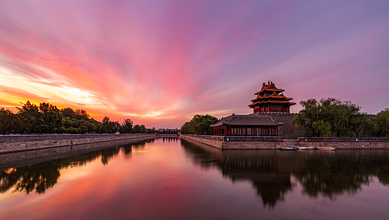 首都北京故宫博物院紫禁城角楼古建筑城墙护城河日出火烧云彩霞图片素材
