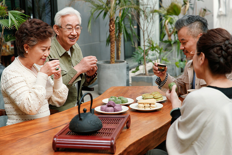 中老年人喝茶聊天图片下载