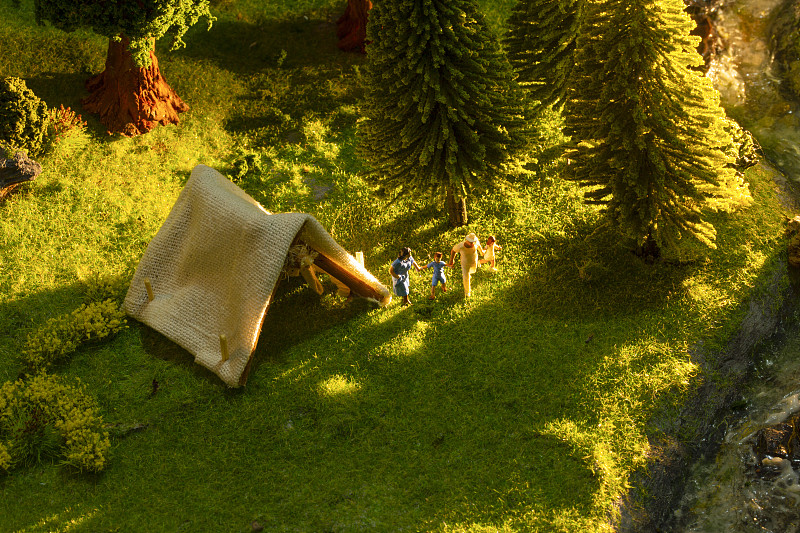 小人模型一家四口户外微景观露营郊游创意静物图片下载