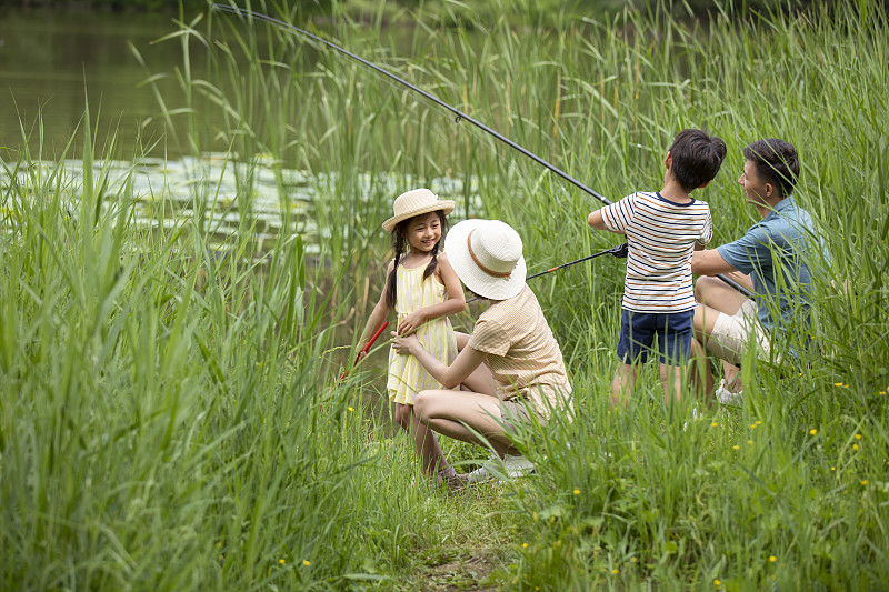 快乐家庭在河边钓鱼图片素材