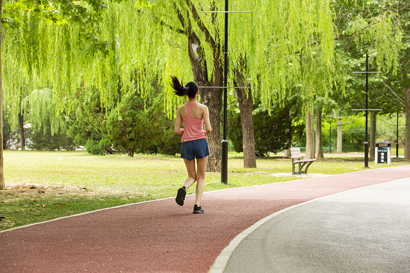 青年女子户外跑步运动图片下载