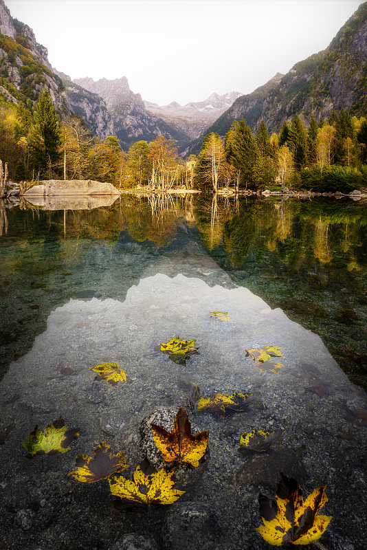 秋天的湖，Val Masino，伦巴第，意大利图片下载