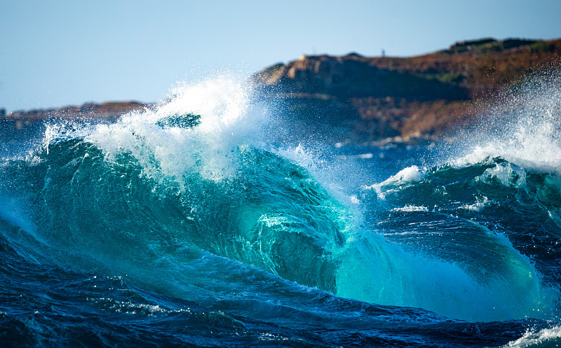 在法国科西嘉岛的卡尔维，巨浪拍打着海岸图片下载