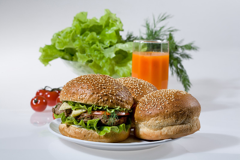 素食汉堡配上果汁和蔬菜图片下载