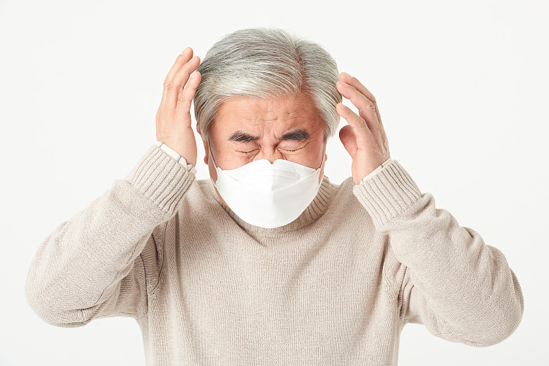 老人戴着污染口罩咳嗽，感觉头痛图片下载