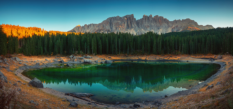 意大利，南蒂罗尔，日落时分的卡瑞扎湖和白云石图片素材