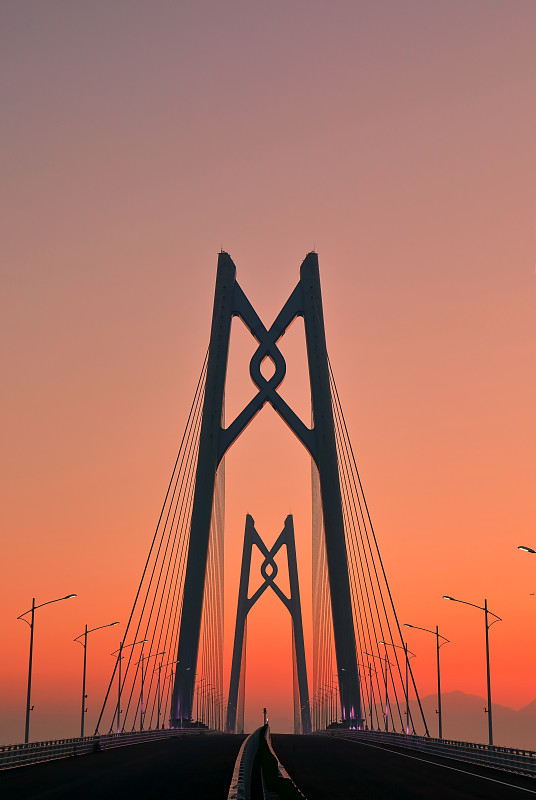 横跨珠江口海域港珠澳大桥日出景观图片素材