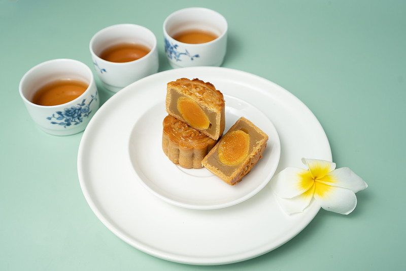 青色桌面上摆放的中秋月饼及青花茶具图片下载