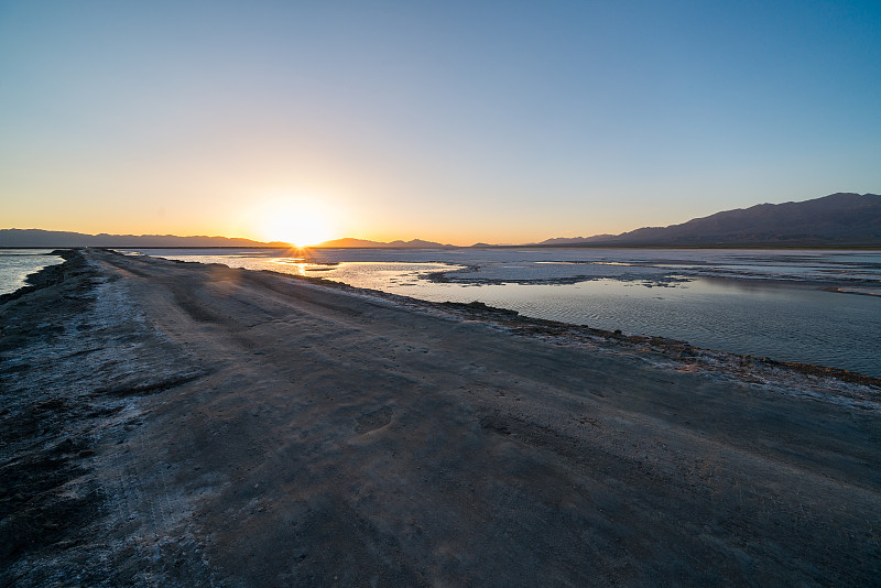 日落下的盐湖道路图片下载