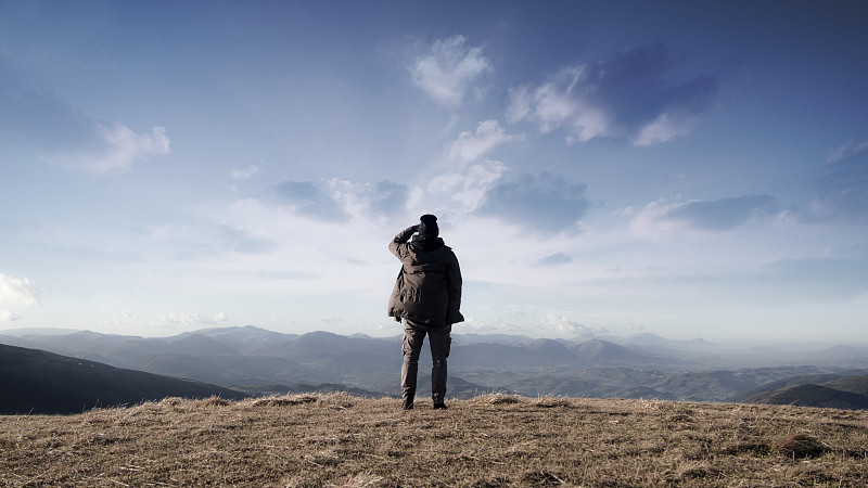 意大利，博洛尼奥拉，人站在山中的后视图图片素材