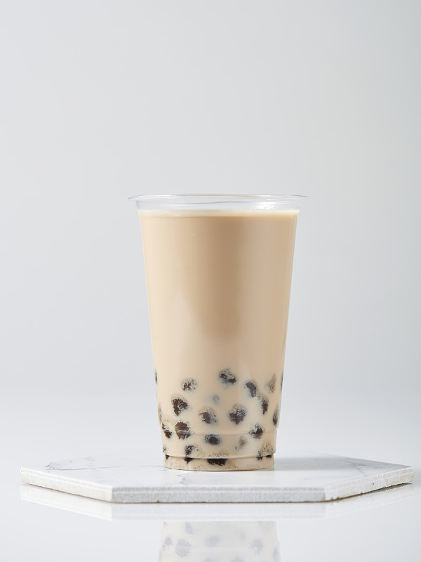 褐色奶茶和木薯珍珠在白色的背景图片素材