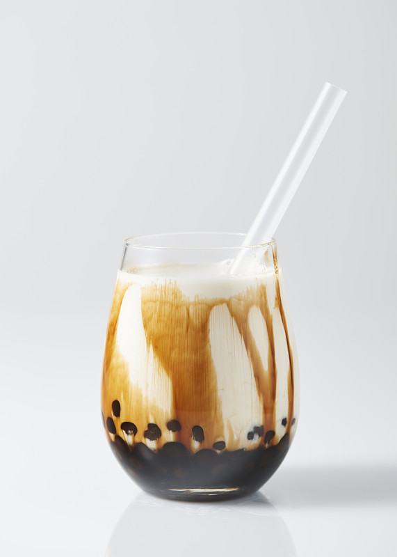 红糖奶茶与木薯珍珠和稻草在白色的背景图片素材