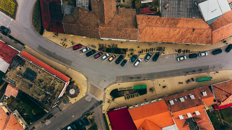 匈牙利波尔格市街道上汽车的高角度视角图片下载