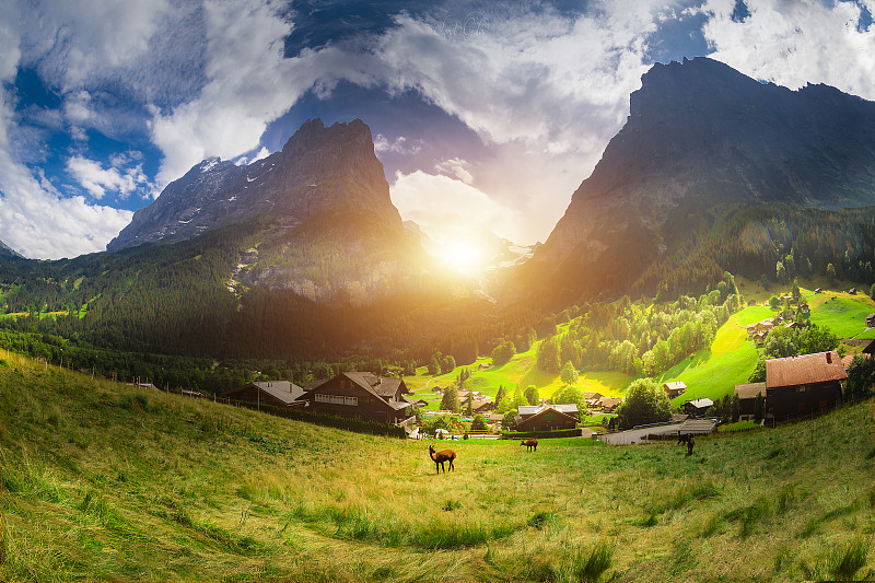 日落时分，瑞士格林德瓦尔德的山景图片素材