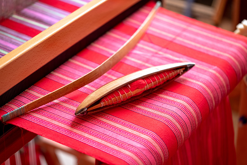传统手艺织布与木梭图片素材