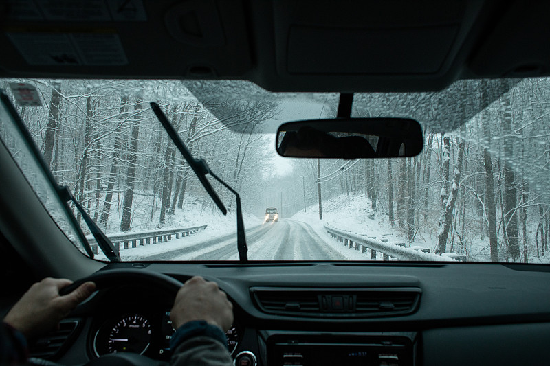 一个在暴风雪中开车的通勤者图片素材