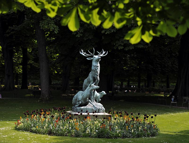 一只雄鹿和一只母鹿和一只小鹿，青铜雕塑，卢森堡花园，巴黎，法国，欧洲图片素材