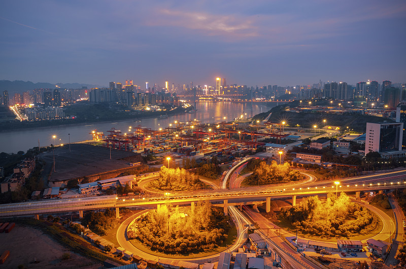 重庆寸滩港呈现出一片繁华景象，远处的朝天门大桥映衬其中。图片下载