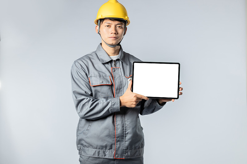 拿着平板电脑做展示的亚洲工人图片素材