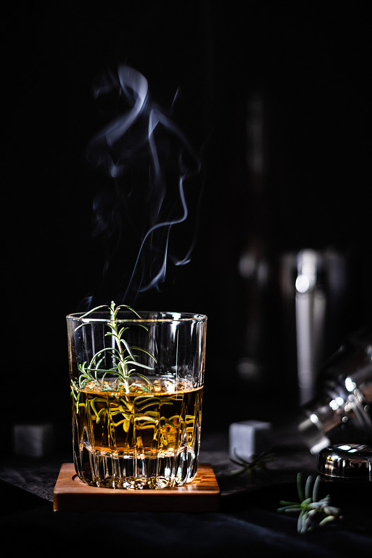 威士忌的特写与威士忌桌子上的黑色背景图片素材