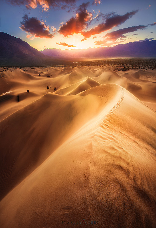 美国加州和内华达州交界的死亡谷国家公园的沙漠，沙丘，和日落图片下载