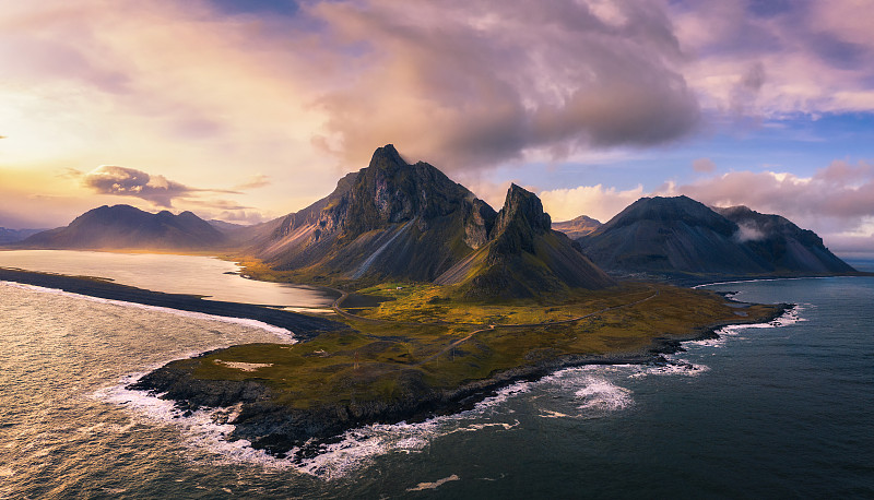 鸟瞰图的Eystrahorn在冰岛日落，冰岛图片素材