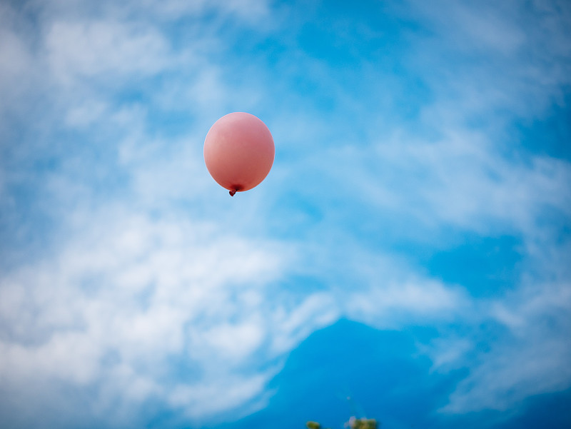 低角度的气球对蓝天，萨格勒布，克罗地亚图片素材