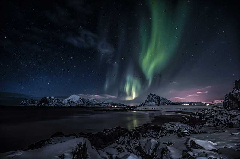 夜景:湖面上的北极光图片素材