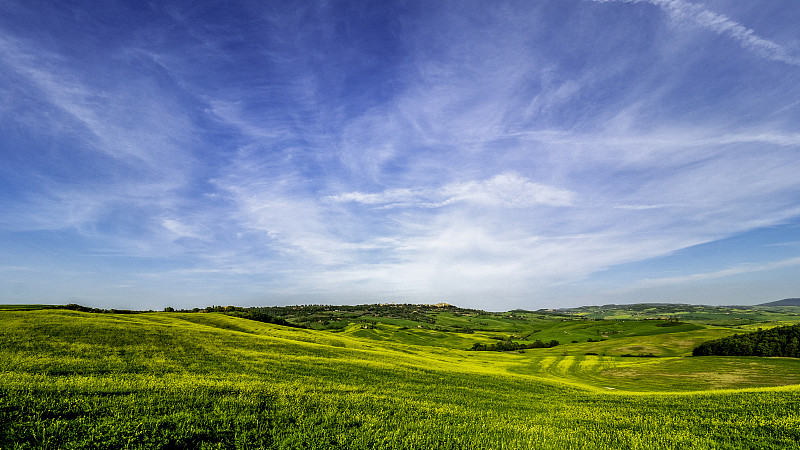意大利天空映衬下的农田风景图片下载