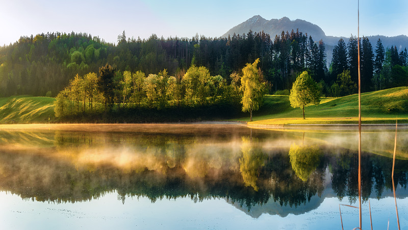 风景如画的湖，树对天空，克拉姆斯，克拉姆萨，奥地利图片下载