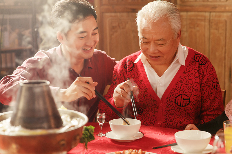 幸福父子一起吃火锅图片素材