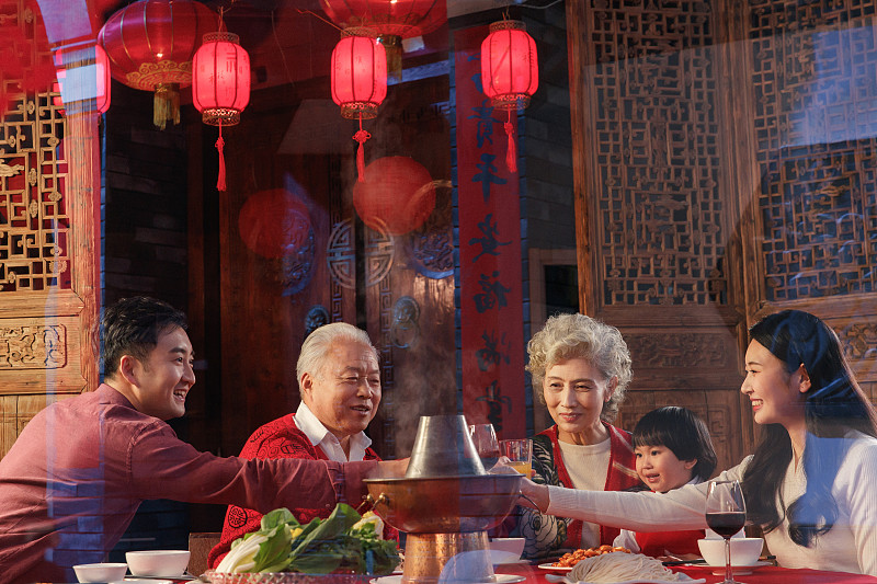 幸福的东方家庭过年吃团圆饭图片下载
