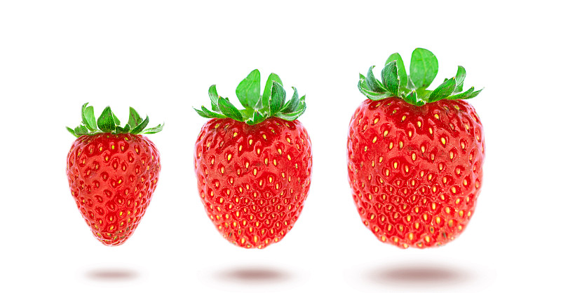 草莓在白色背景下的特写图片素材