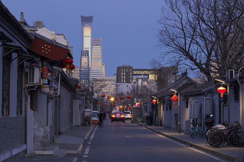 北京传统四合院胡同节日装饰和CBD摩天大楼图片下载