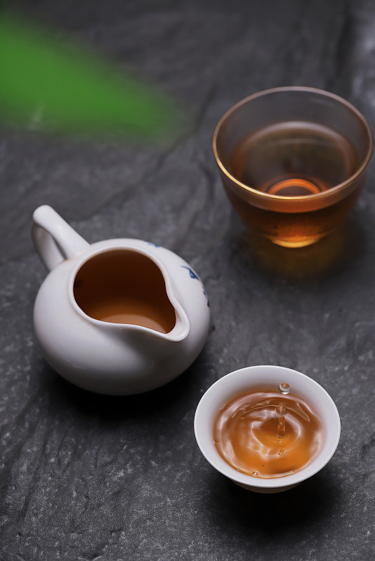 茶汤 红茶汤 白色茶杯 公道杯 绿色植物 中式风格图片下载