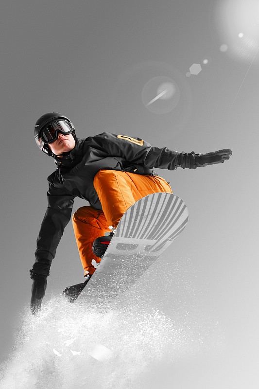 滑雪的青年男人图片下载