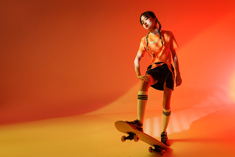 玩滑板的个性年轻女孩图片下载