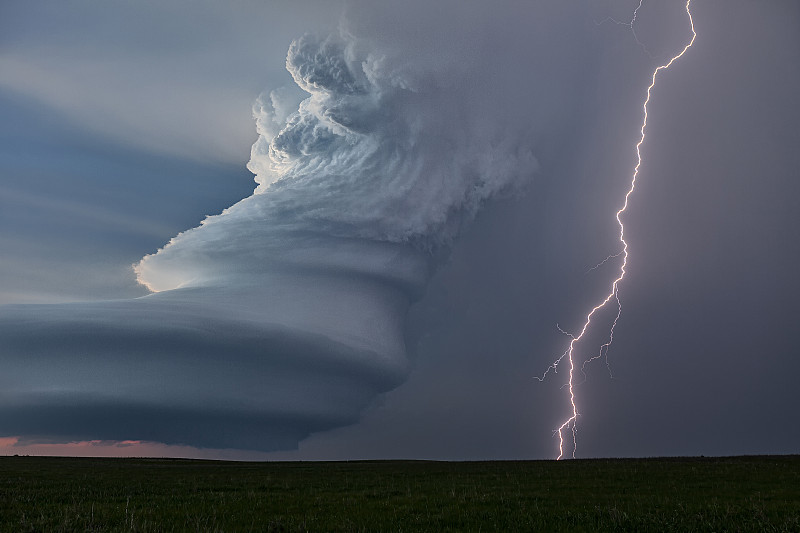 美国，内布拉斯加州，伯温，闪电在风暴云上的风景图片下载