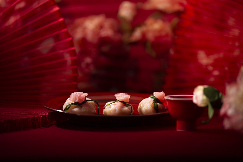 春节美食系列花开富贵，面食点心福袋和小酒杯静物图片下载