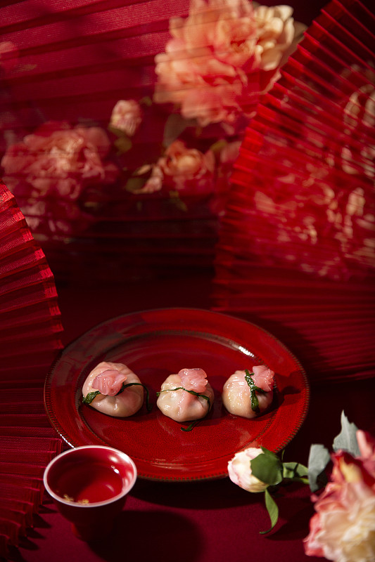 春节美食系列花开富贵，面食点心福袋和酒杯静物图片下载