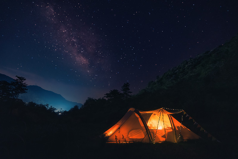 夏季周末野外搭帐篷露营看星星星空银河图片下载