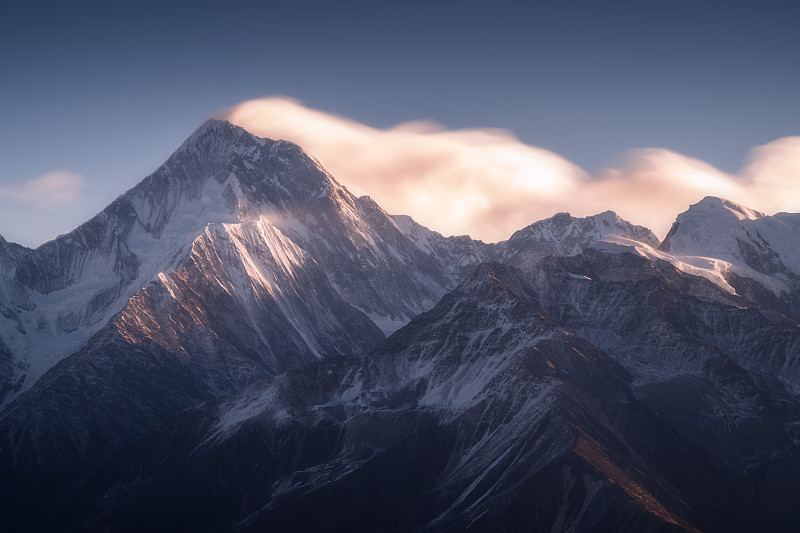 日落时白雪皑皑的群山景色图片下载