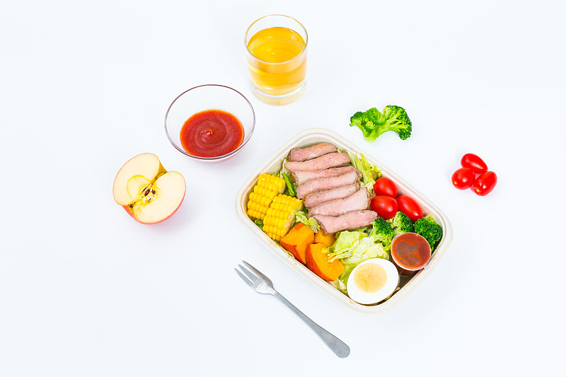 白色底上的蔬菜鸡肉鱼肉沙拉健康餐图片下载